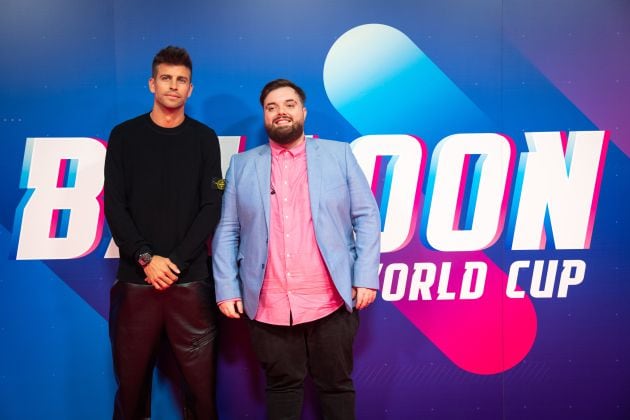 El &#039;streamer&#039; Ibai Llanos y el futbolista Gerard Piqué en la presentación del mundial de globos.