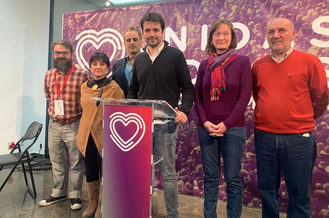 Javier Sánchez Serna valora los resultados del 10N en la sede de Unidas Podemos, rodeado de miembros de su partido y de compañeros de Izquierda Unida.