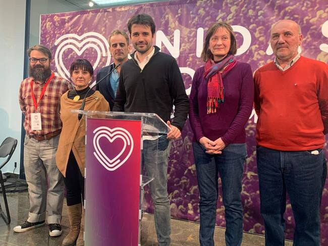 Javier Sánchez Serna valora los resultados del 10N en la sede de Unidas Podemos, rodeado de miembros de su partido y de compañeros de Izquierda Unida.
