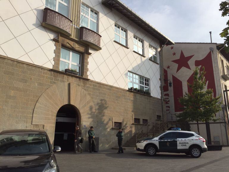 La Guàrdia Civil a la porta de l'ajuntament d'Olot, aquest matí