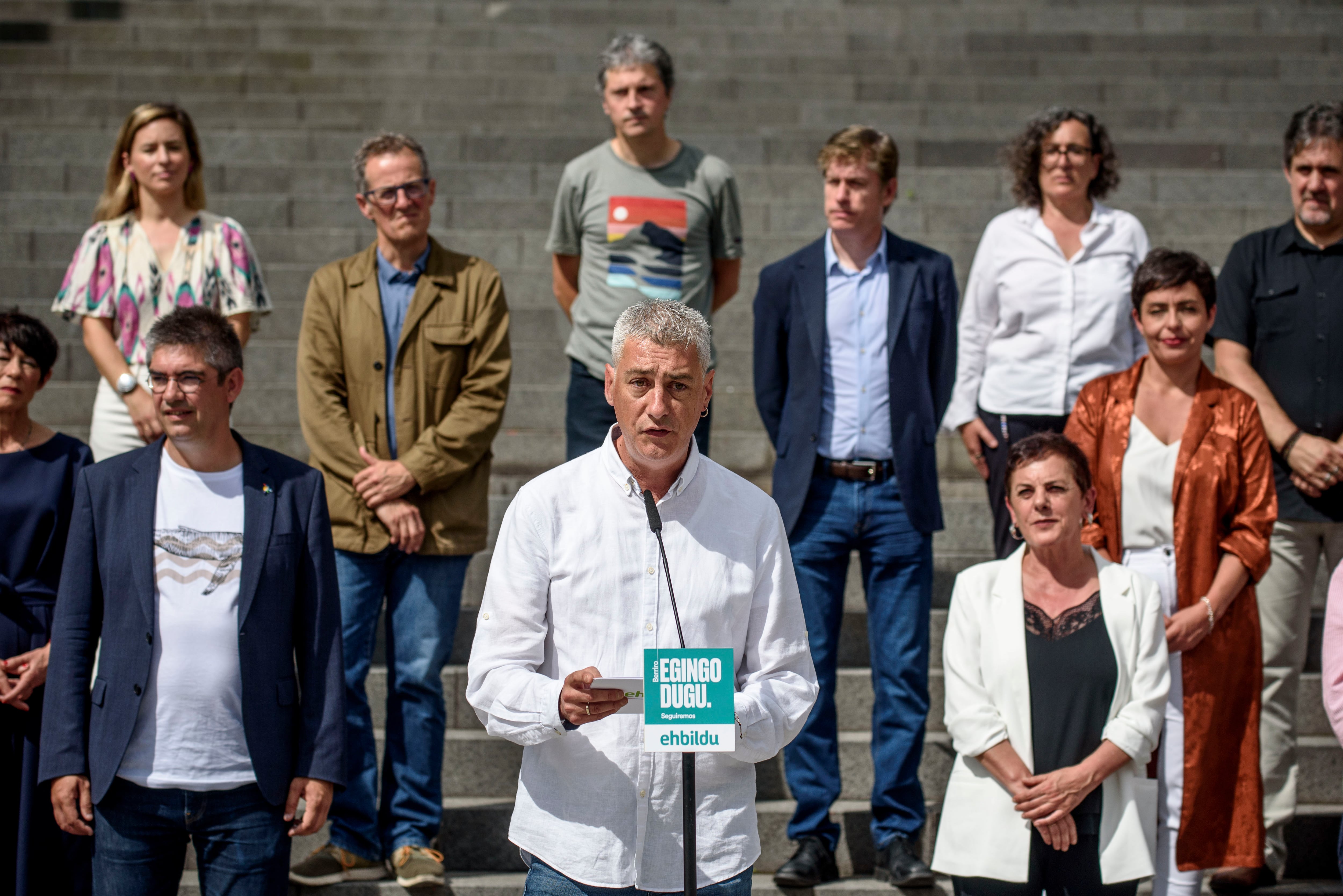 GRAF6161. BILBAO, 10/06/2023.- El diputado de EH-Bildu Oskar Matute (c) y la portavoz en el Congreso, Mertxe Aizpurua (d), presentan este sábado en Bilbao las candidaturas de EH Bildu para las elecciones al Congreso y Senado. Las bases de EH Bildu han ratificado las distintas candidaturas propuestas por la formación para las elecciones al Congreso y al Senado con porcentajes de votos superiores al 97 %. EFE/Javier Zorrilla
