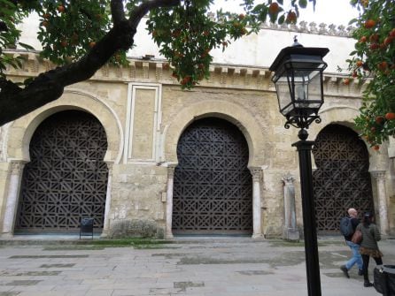 Muro norte de la Mezquita Catedral con la celosía de Rafael de la Hoz antes de ser retirada.