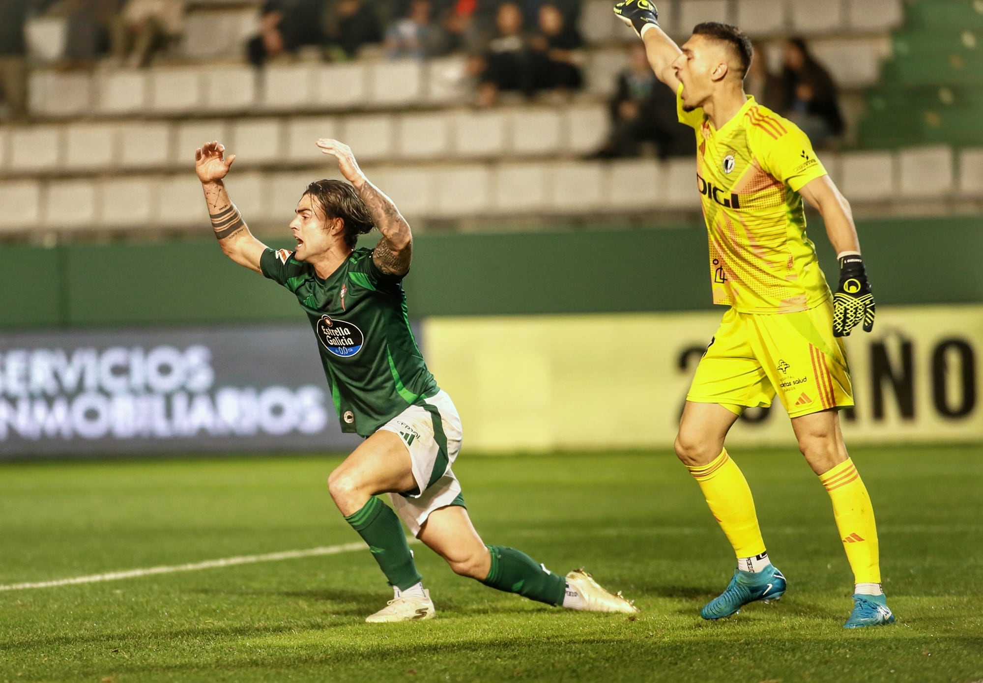 Eneko Jauregi se lamenta tras una acción del Racing-Burgos en A Malata (foto: Mariño / Cadena SER)