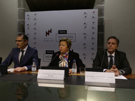 De izquierda a derecha, Óscar Pérez, director de la Zona Ávila Centro Norte, de Bankia; Dolores Ruiz-Ayúcar, presidenta de la Fundación Ávila; y Jesús Pedro Paz, director de Zona Ávila Sur, de Bankia.