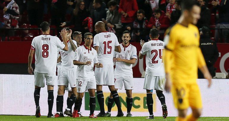 Los jugadores del Sevilla celebran uno de sus goles al Málaga