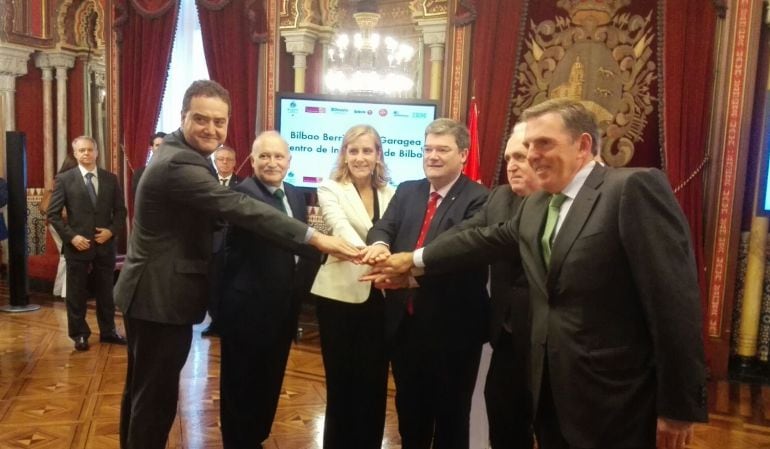 El alcalde Juan María Aburto y representantes de las empresas colaboradoras en el Salón Árabe del Ayuntamiento de Bilbao