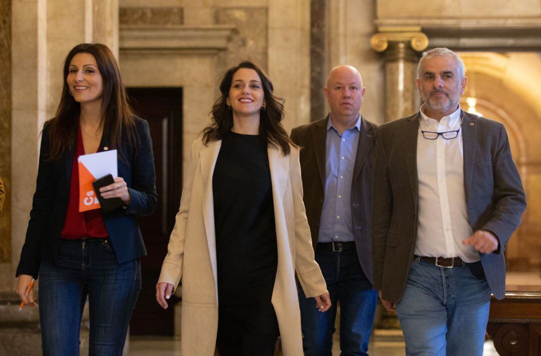 La presidenta de Ciudadanos en el Congreso de los Diputados, Inés Arrimadas (c) , acompañada de la portavoz parlamentaria, Lorena Roldán (i) y del presidente del grupo parlamentario, Carlos Carrizossa (d) en los pasillos del Parlament de Cataluña