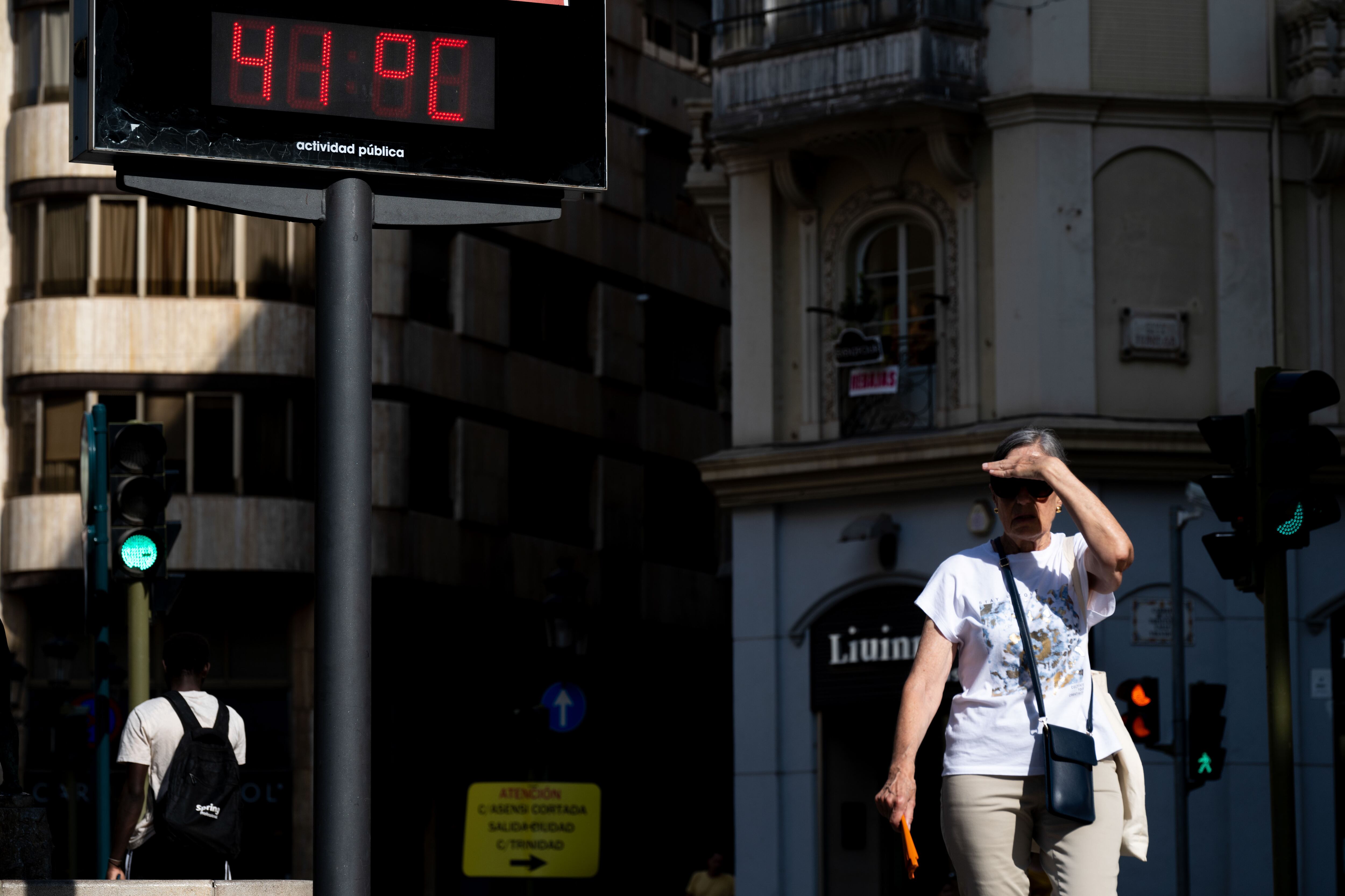 CASTELLÓN DE LA PLANA, 03/07/2025.- Una mujer pasa frente a un termómetro que marca 41º, este jueves en Castellón de la Plana. Un hombre de 52 años con patologías previas y una mujer de 53, que estaba practicado una actividad de ocio al aire libre, han fallecido por golpes de calor en las provincias de Castellón y Alicante, respectivamente, según ha informado la Consellería de Sanidad. EFE/ Andreu Esteban