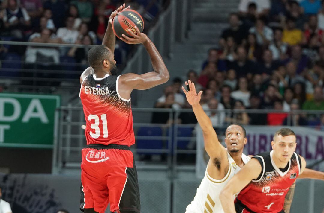 Eyenga (31) lanza a canasta en la derrota en las semifinales de la Supercopa Endesa frente al Real Madrid.