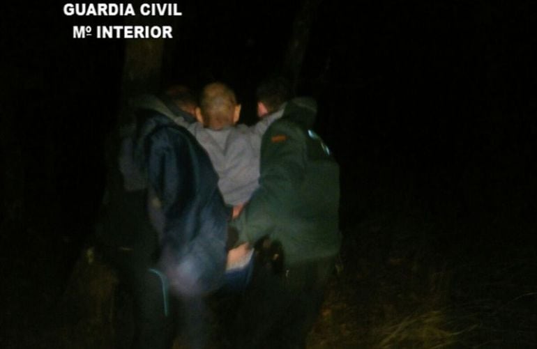 Agentes y familiares trasladan al varon extraviado en la comarca de la Vera