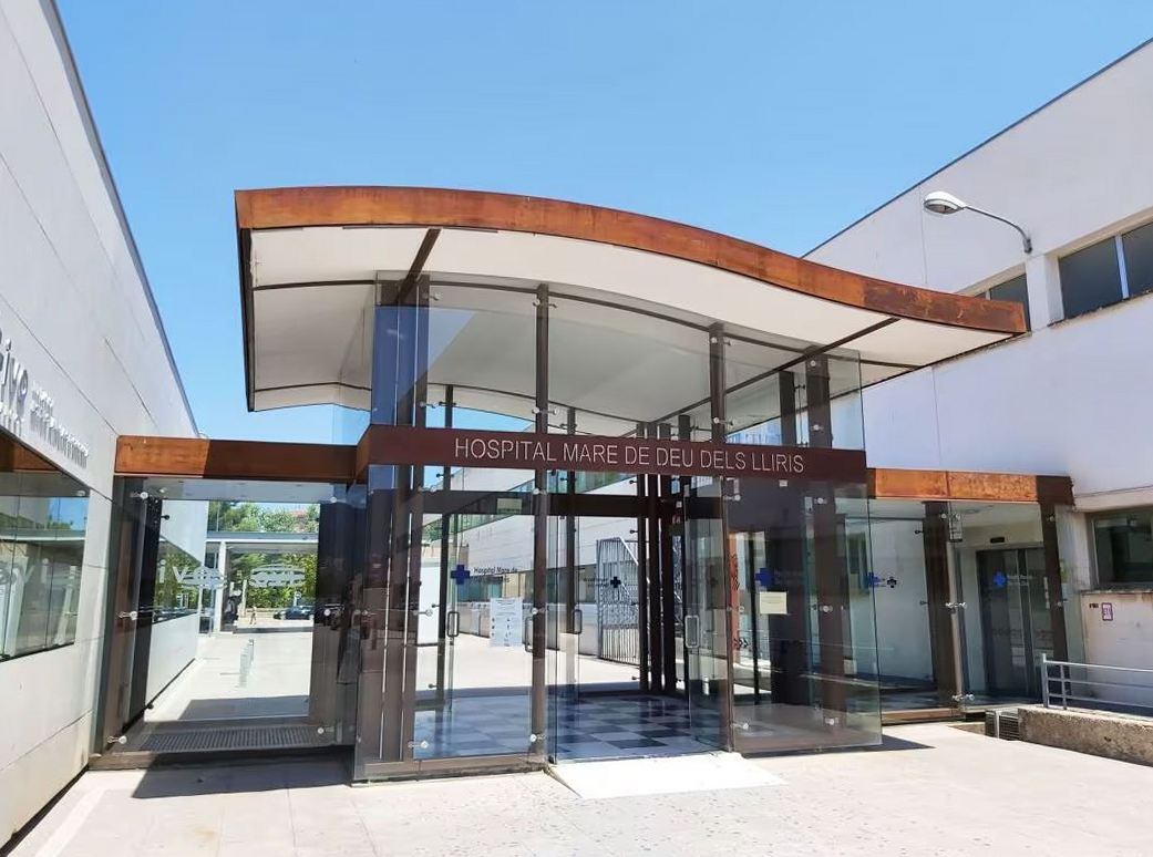 Imagen de la entrada del Hospital Mare de Déu dels Lliris d&#039;Alcoi.