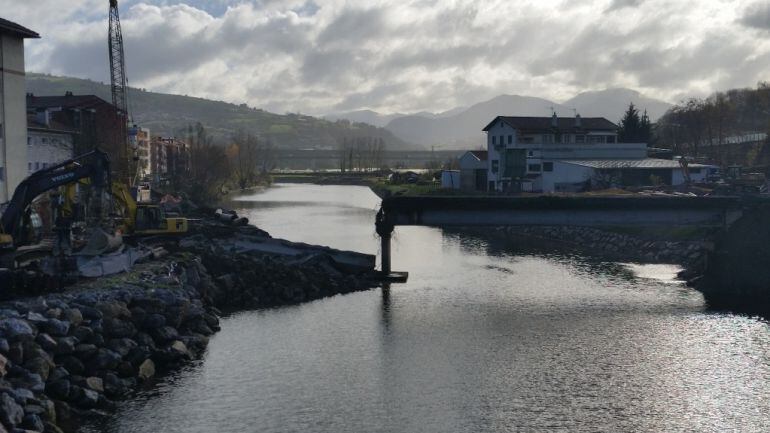 Trabajos de demolición de la pasarela de El Pilar, en Martutene.