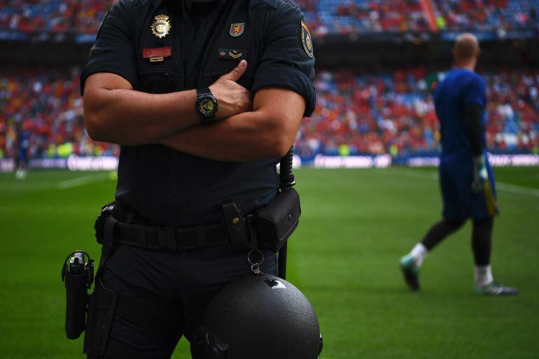 Un policía en un estadio antes del comienzo de un partido