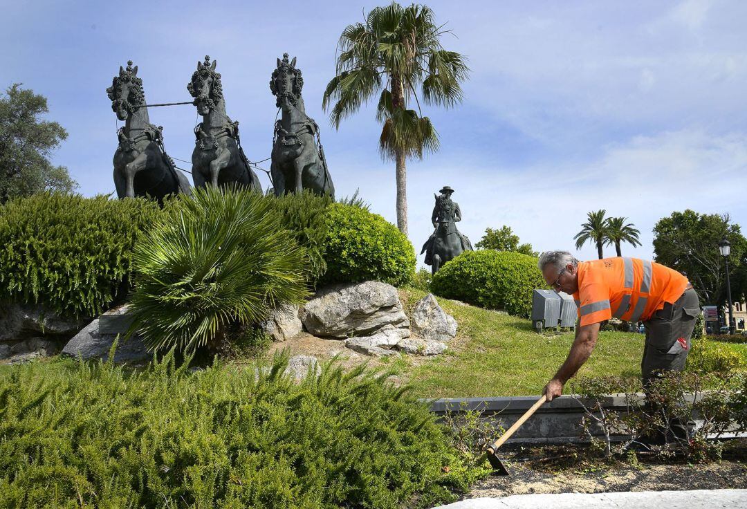 Un operario municipal en la plaza del Mamelón