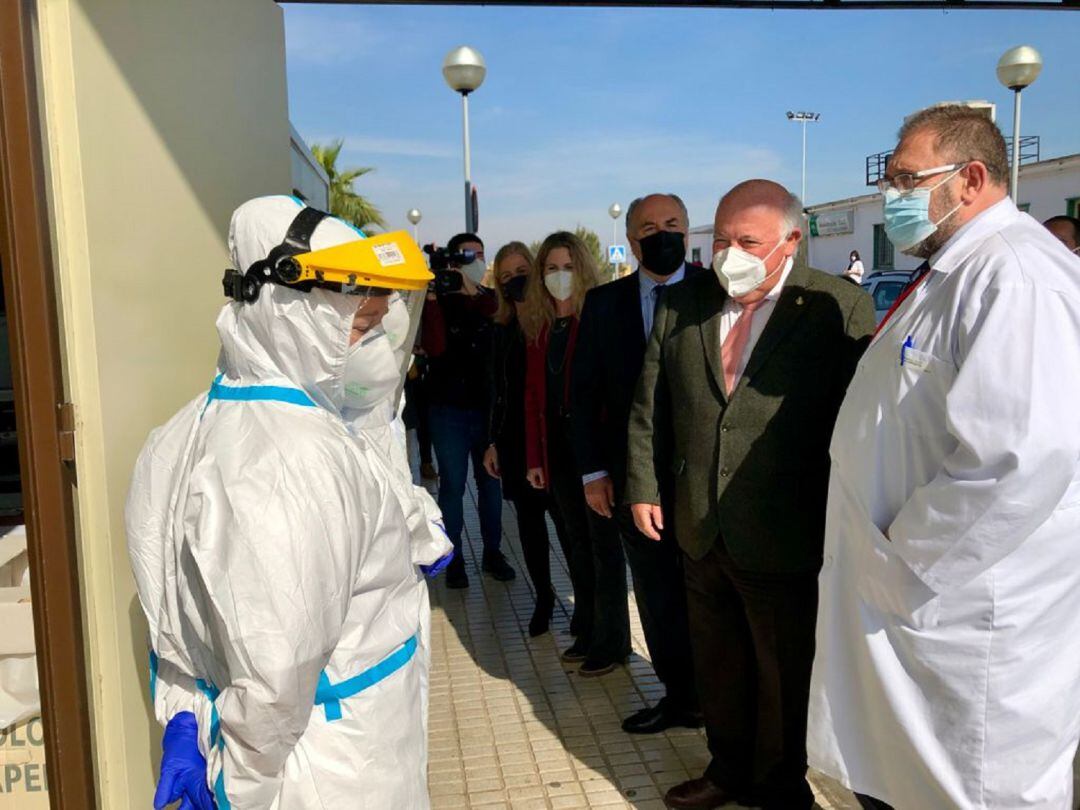 Aguirre durante la visita de esta mañana.