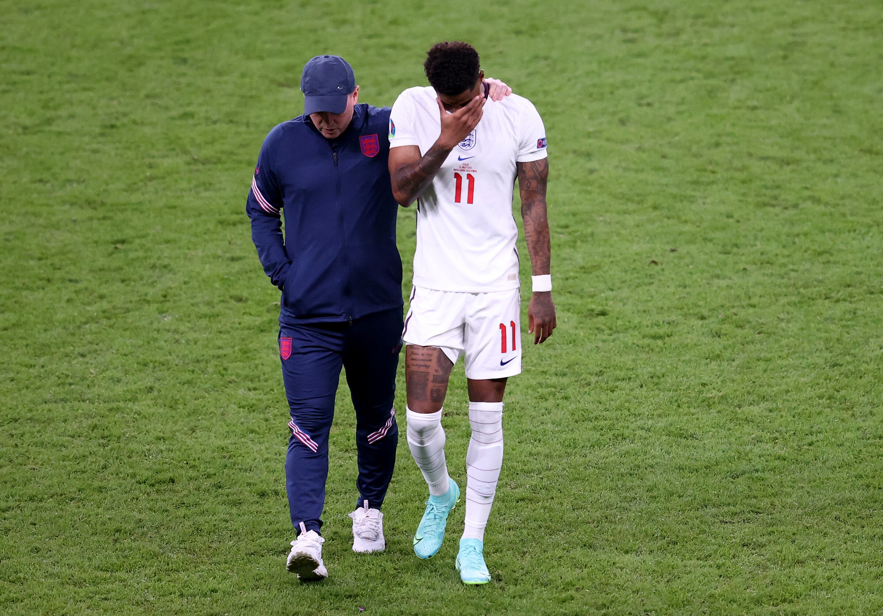 Marcus Rashford se marcha llorando del estadio de Wembley en la final de la Eurocopa 2020