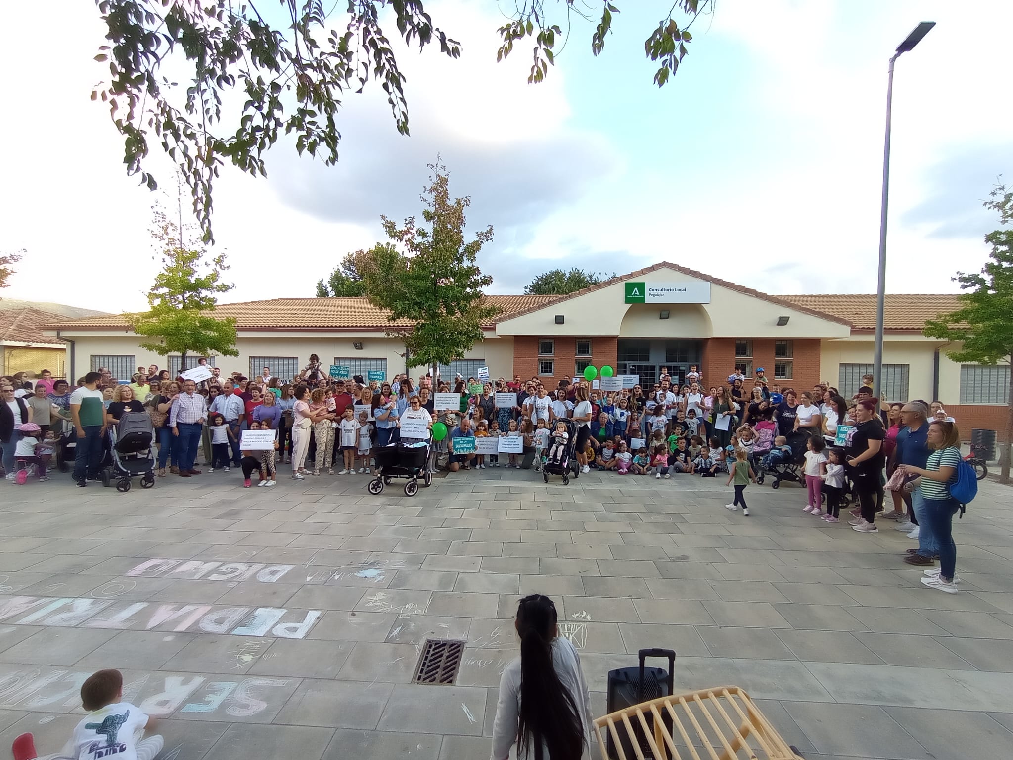 Concentración en Pegalajar por un servicio de pediatría digno.