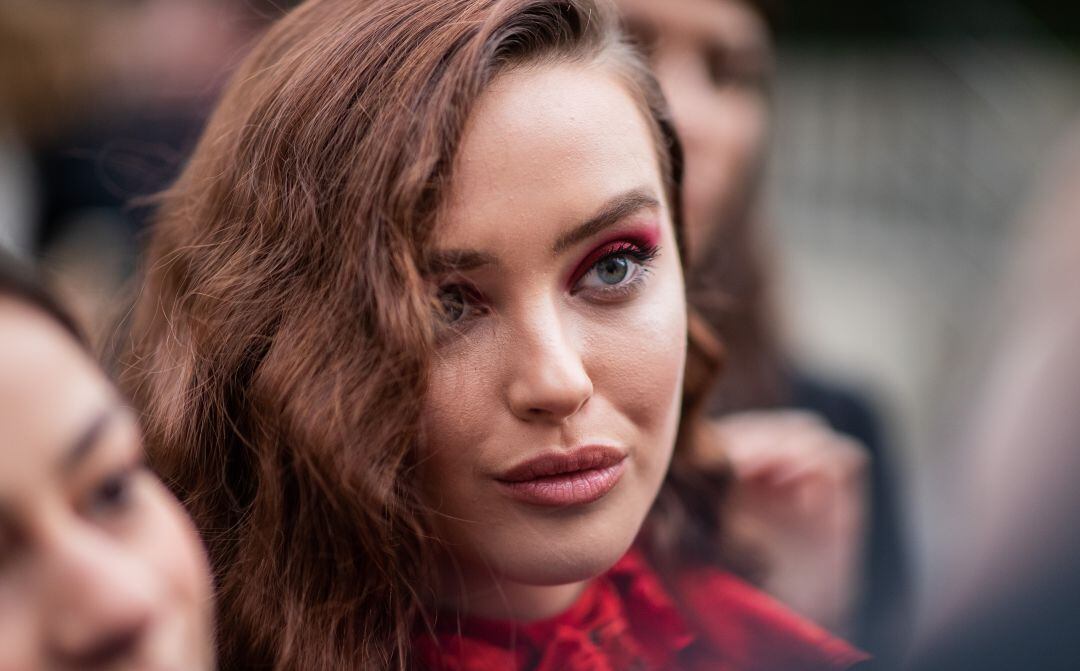 Katherine Langford durante un evento.