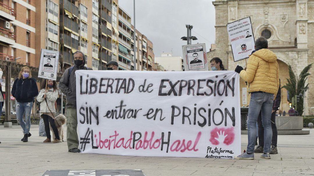 Varias personas participan en una manifestación contra el encarcelamiento del poeta y rapero Pablo Hasél.