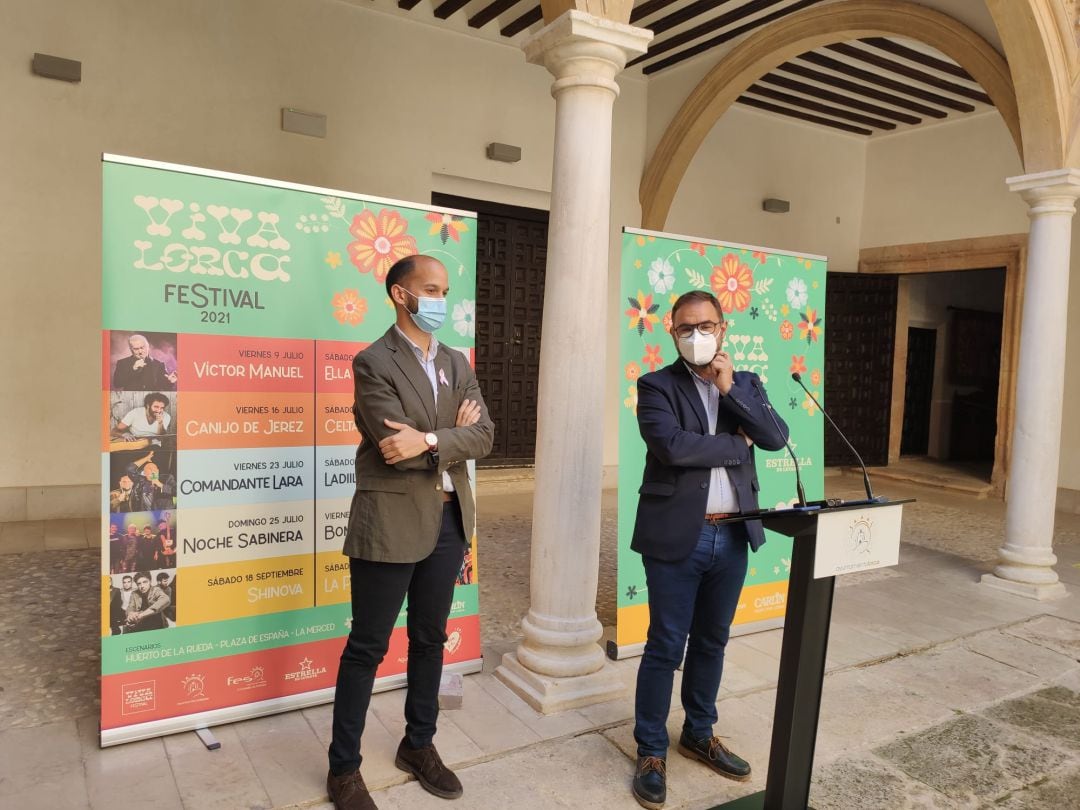 De izda a derecha: Jose Ángel Ponce, concejal de festejos del Ayuntamiento de Lorca y Diego José Mateos, alcalde de Lorca en la presentación de la primera edición del festival &#039;Viva Lorca&#039;