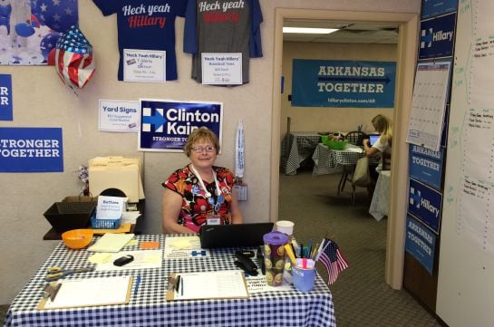 Marcie Garis en la entrada del cuartel de la campaña de Hilary en Little Rock.