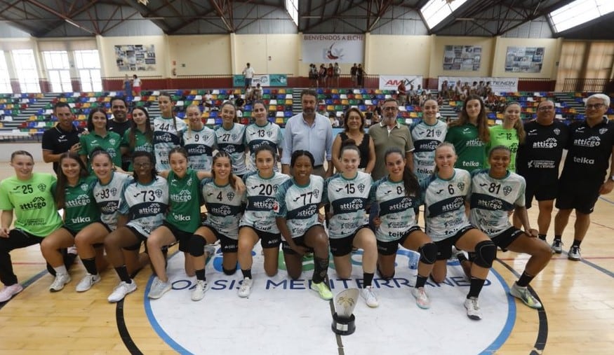 Las jugadoras del CBM Elche posan con el Trofeo del Festa d'Elx tras vencer al Morvedre