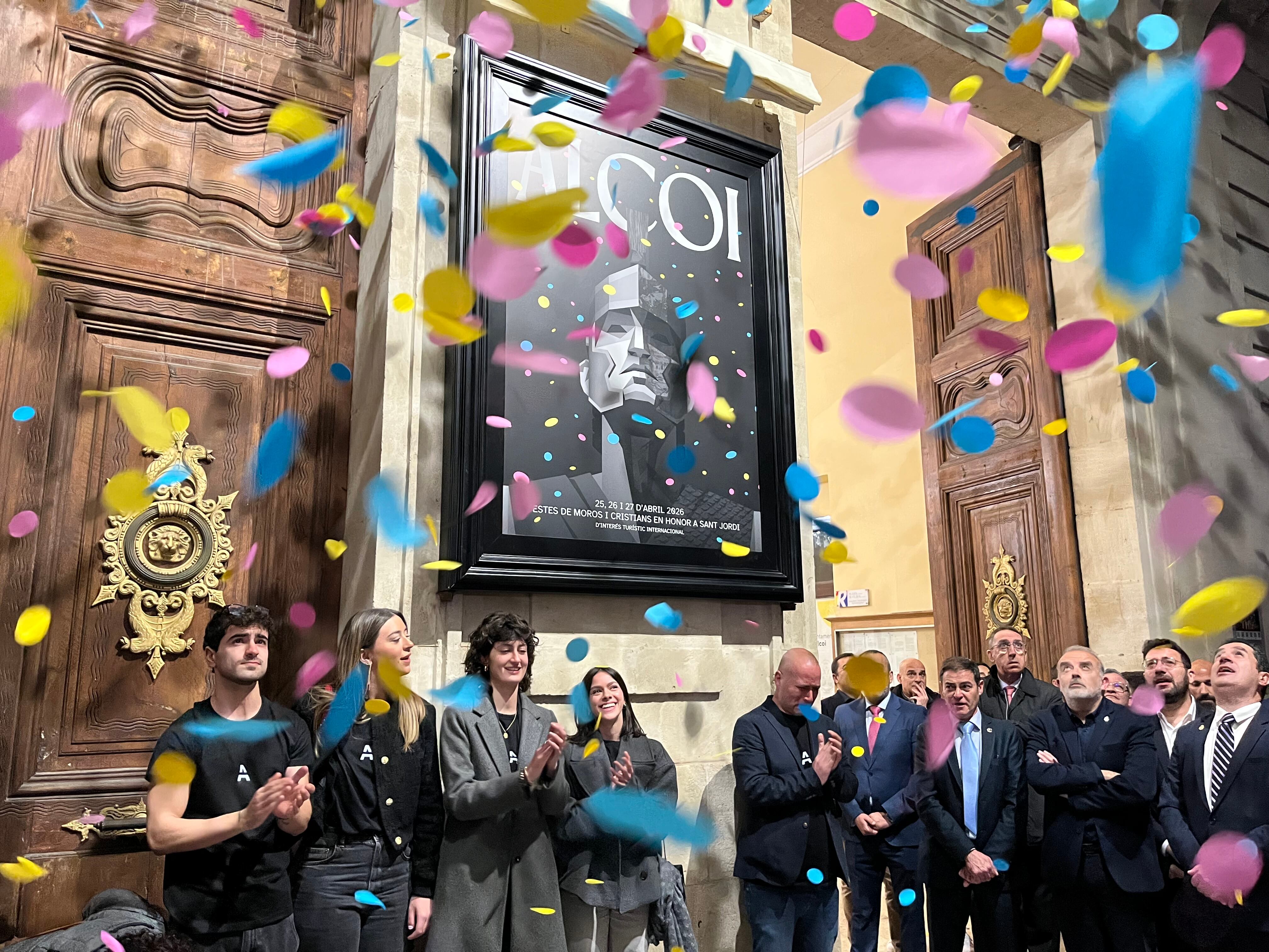 Otro momento de la apertura oficial del cartel que anuncia las Fiestas de Alcoy de 2026.
