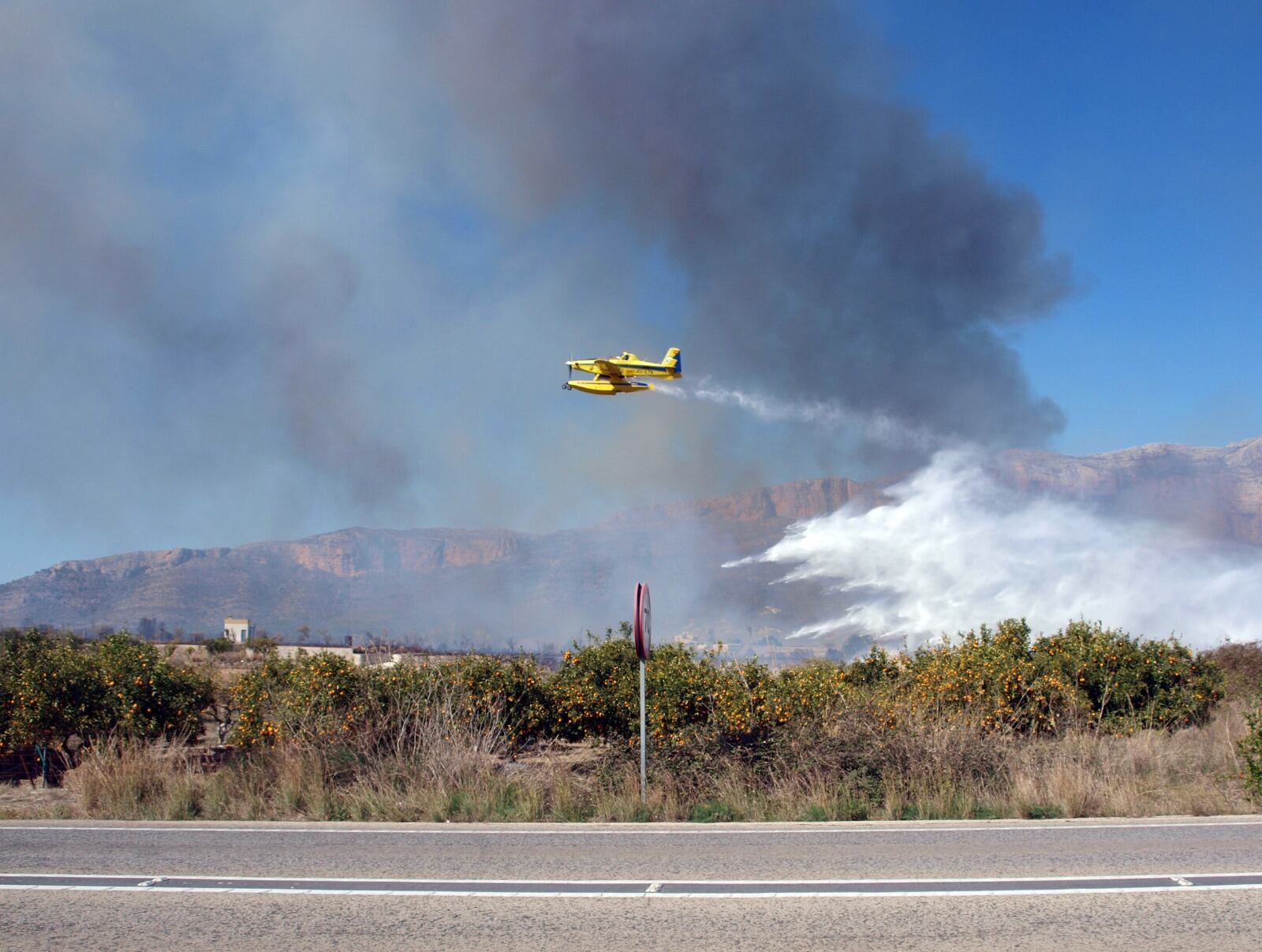 Tareas de extinción del incendio forestal de Xàbia