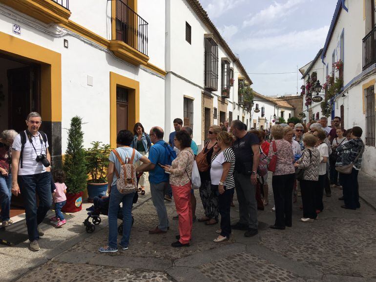 Turistas durante la fiesta de los Patios