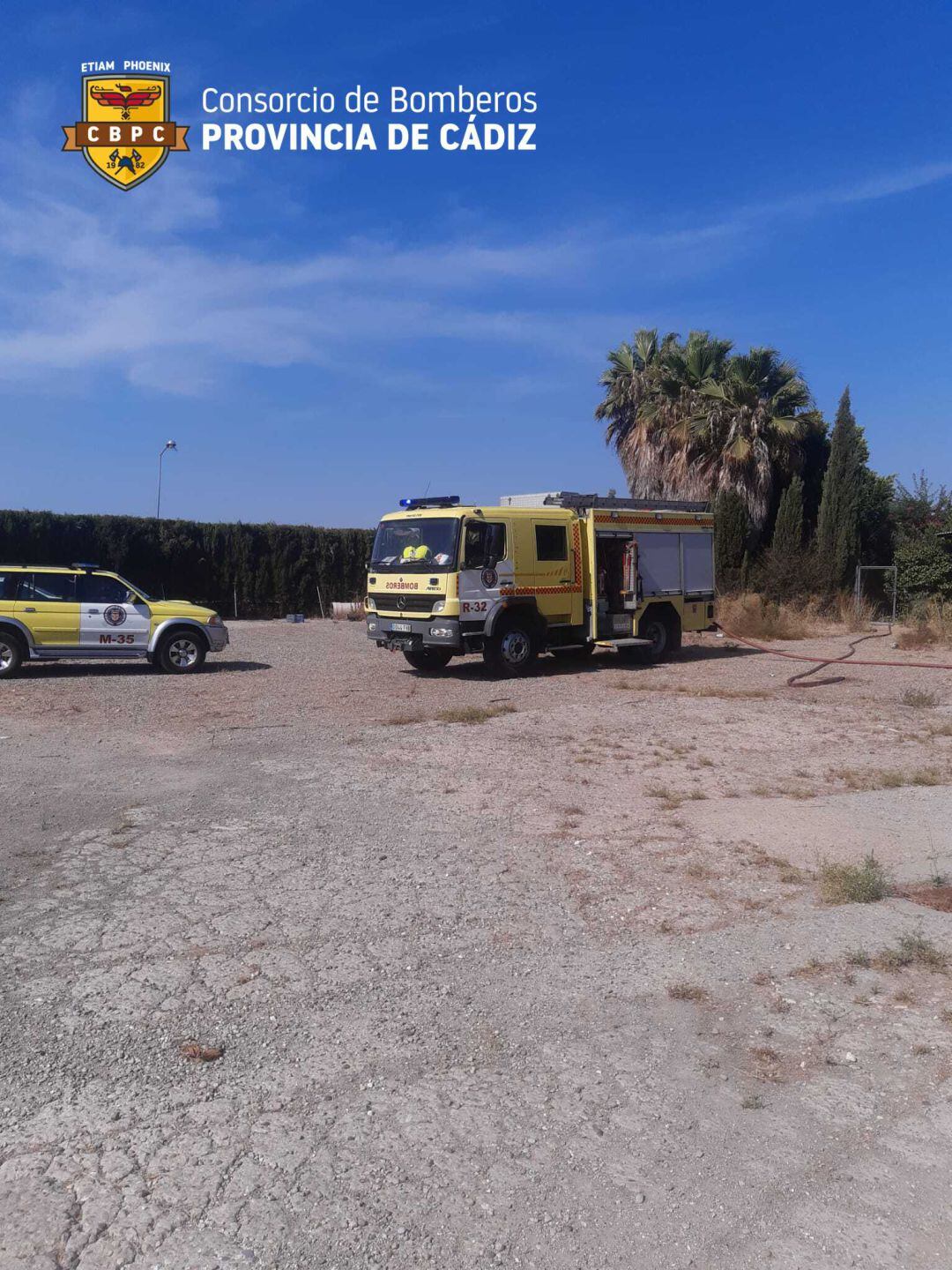 Cuerpo de bomberos durante la intervención en la finca 