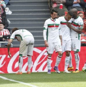 Los jugadores del Granada celebran el gol del empate