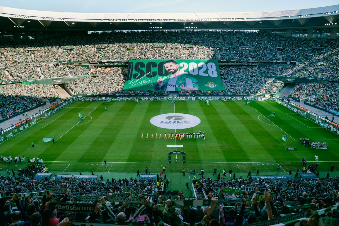 Tifo con la renovación de Isco en La Cartuja