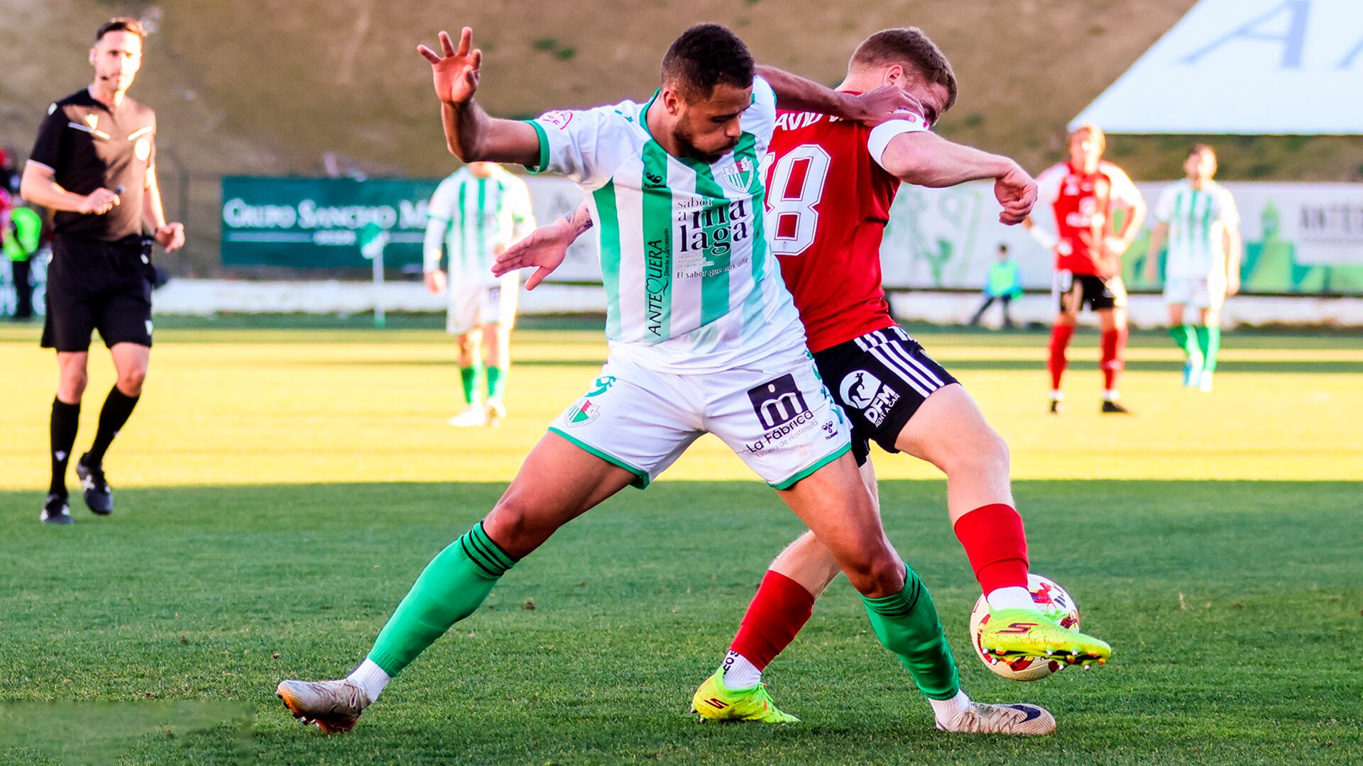 Marcelo dos Santos pugna un balón en el enfrentamiento entre el Antequera y el Real Murcia de la pasada temporada
