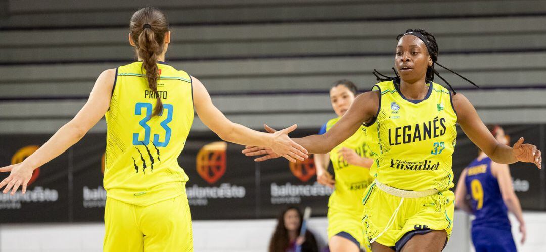 Alba Prieto (33) y Susan Olabode (37) durante un momento del partido contra el Barça. Entre las dos anotaron 38 puntos en el duelo contra las blaugranas.