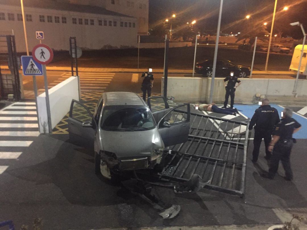 El detenido, en el suelo tras empotrar el vehículo contra la puerta de la comisaría.