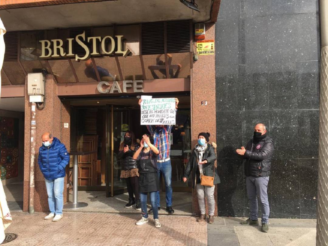 Hosteleros protestando por el cierre de la hostelería