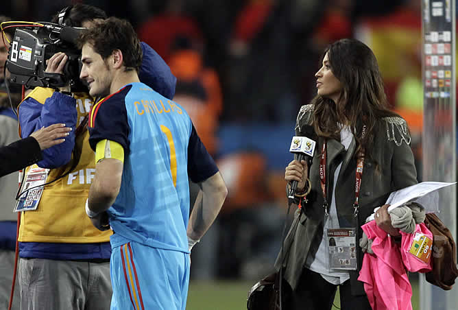 Iker Casillas pasa al lado de su novia Sara Carbonero, tras ganar a Paraguay