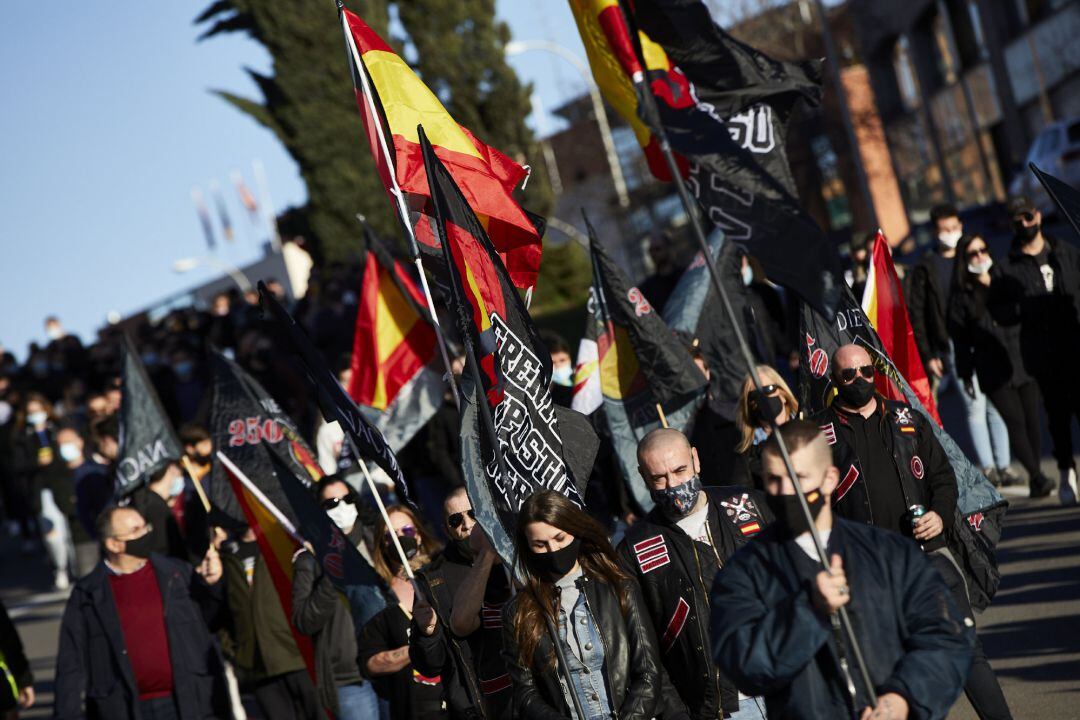 Varias personas participan en una marcha neonazi en Madrid (España)