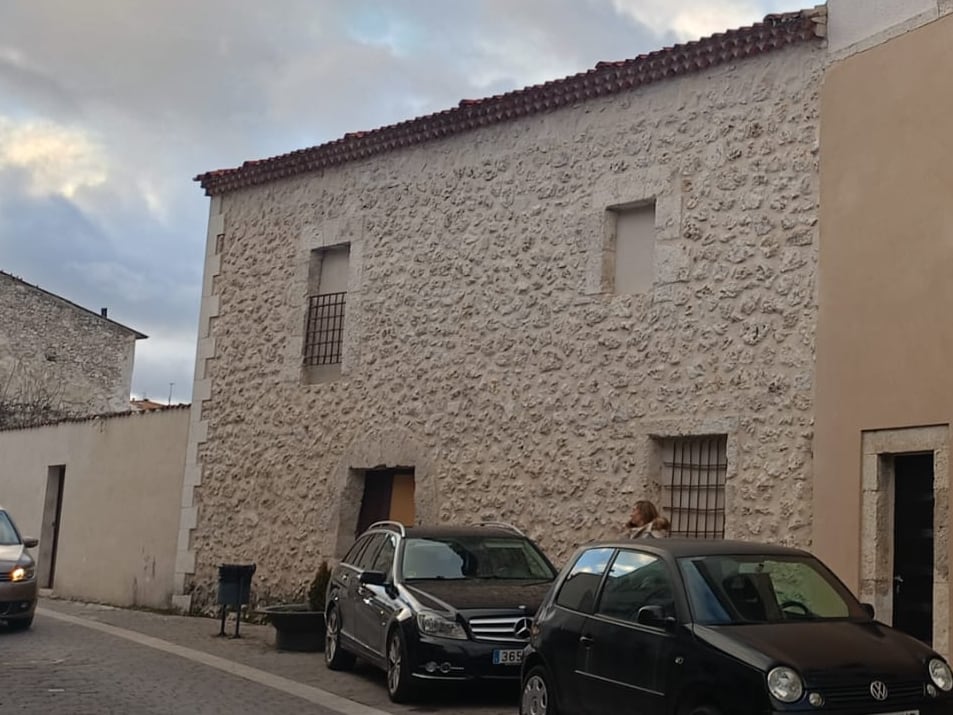 Edificio junto al albergue de Cuéllar donde se quiere ubicar a la Policía Local en la calle Magdalena