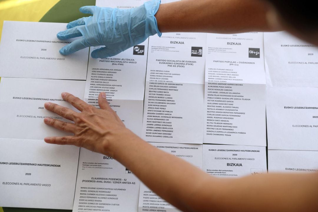 Sobres y papeletas para depositar el voto al Parlamento Vasco, de cara al próximo domingo 12 de julio, donde se celebran las elecciones vascas. Unas elecciones protagonizada por la pandemia del coronavirus. 