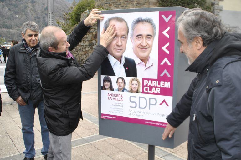 Enganxada de cartells d'SDP a Andorra la Vella a les eleccions generals del 2015.