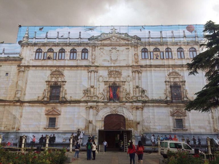 Lona decorativa frente a la fachada de la Universidad de Alcalá