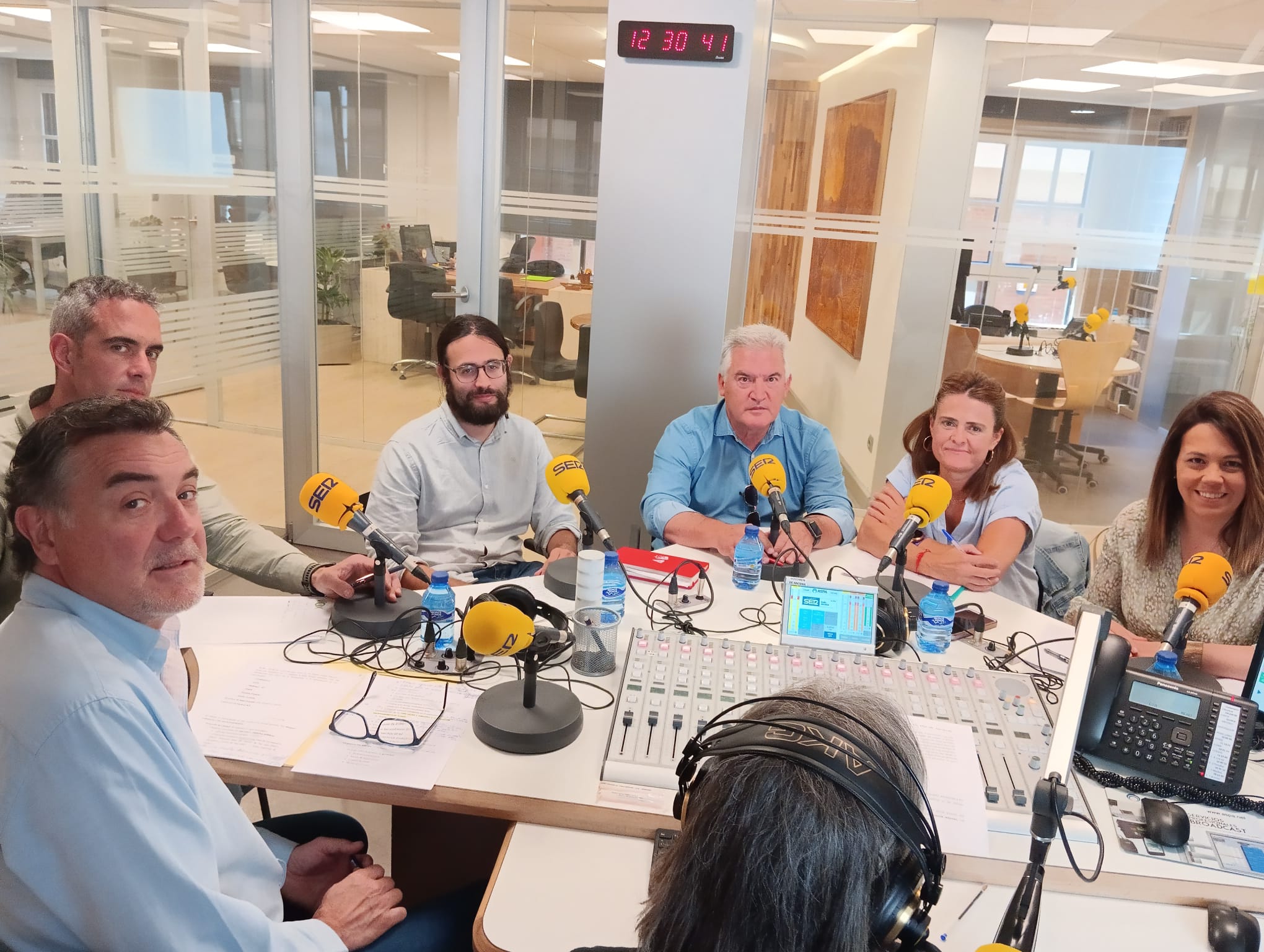 Imagen de archivo de los portavoces de los seis grupos municipales en un debate en Radio Aranda