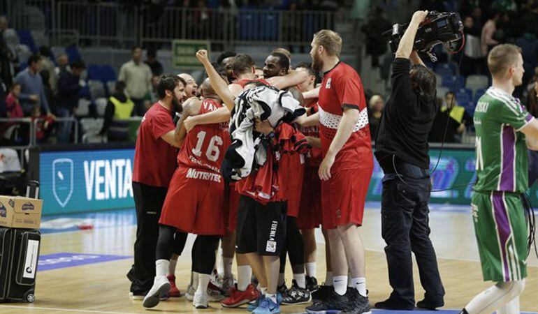 Los jugadores fuenlabreños celebraron así el triunfo en el Martín Carpena.