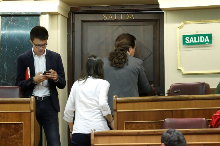 El líder de Podemos, Pablo Iglesias, y la portavoz de la formación morada en el Congreso, Irene Montero.