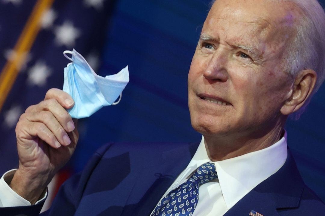 Joe Biden sostiene una mascarilla en su comparecencia