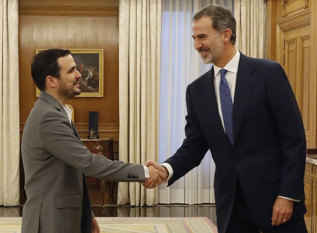 Alberto Garzón saluda al rey. 