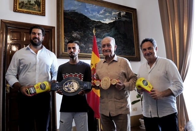 El alcalde de Málaga recibe a Baldo &#039;El Flaco&#039; campeón de Europa de peso gallo