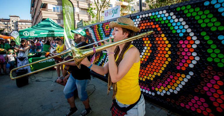 Músicos junto al stand de Cada lata cuenta en Etnosur.