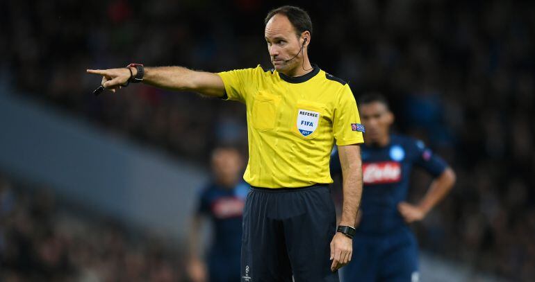 Mateu Lahoz durante un partido de Champions de esta temporada 